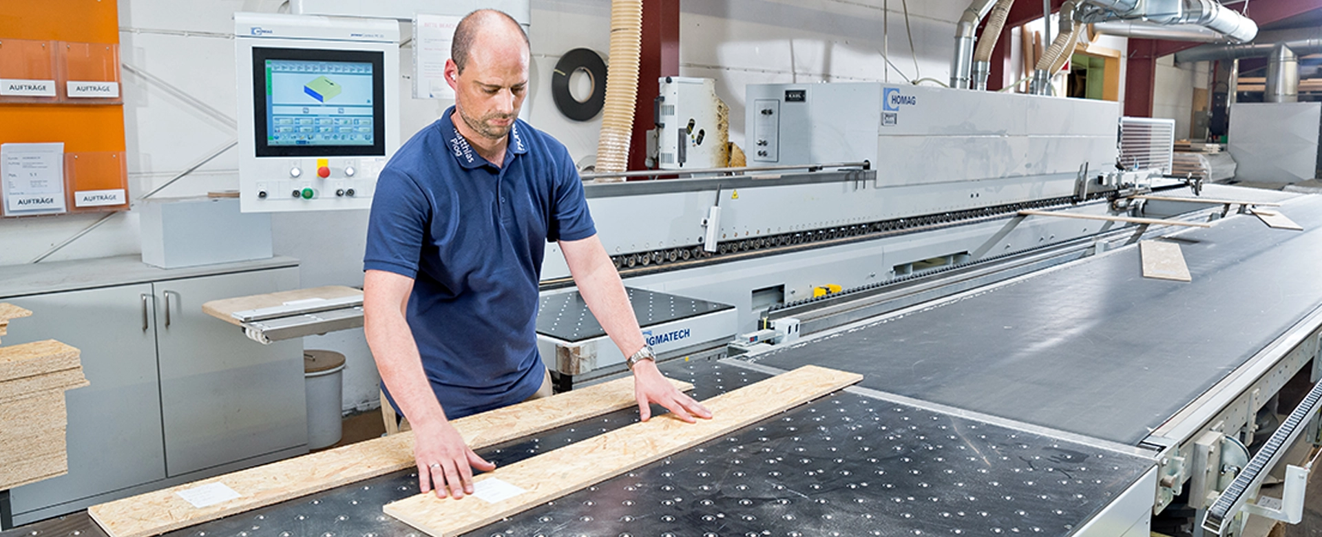 Tischler an einer computergesteuerten Maschine